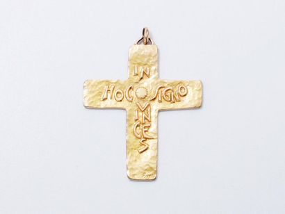 null Pendentif en métal doré martelé, stylisant une croix ornée de la mention latine...