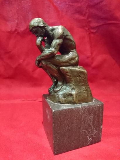 null D'après Auguste RODIN " le penseur " reproduction en bronze . Cachet au dos...