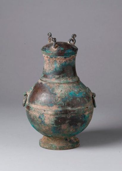null Vase Hu couvert, Chine, dynastie Han (206 avant J.C - 220 après J.C).

La panse...