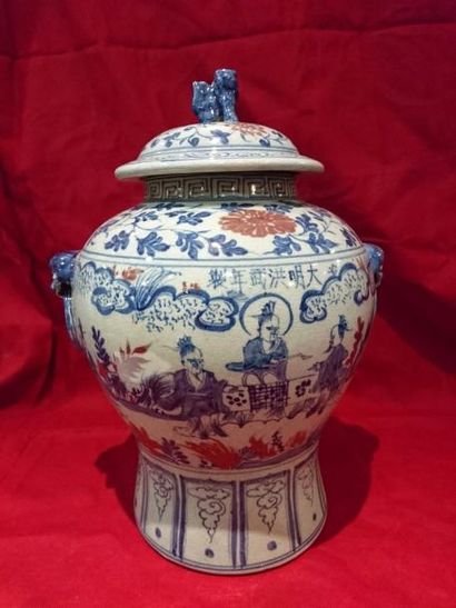 null Vase couvert de forme balustre en porcelaine à décor blanc bleu et rouge de...