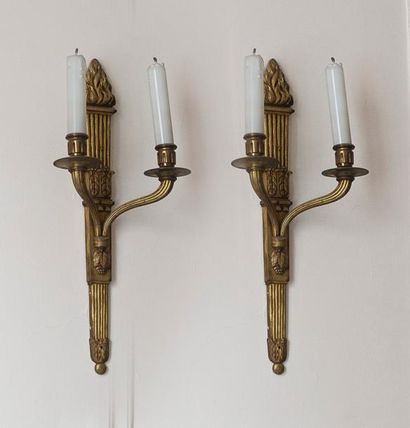 null Paire d’appliques à deux lumières en bronze figurant des torches. 

Style Louis...