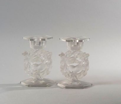 null Lalique France 

Paire de bougeoirs modèle Mésanges, en verre pressé moulé satiné...