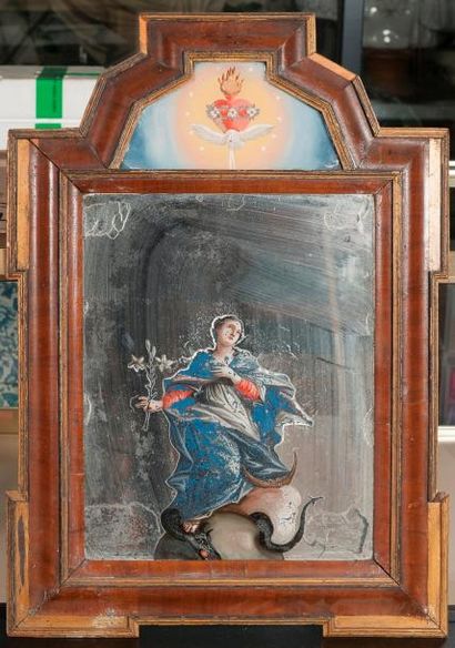 null Miroir à décor églomisé d’une Vierge de l’Immaculée Conception. 

Cadre en placage...
