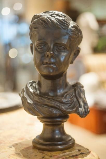null Attribué à Sarah BERNHARDT

Buste de jeune garçon drapé

Epreuve en bronze....
