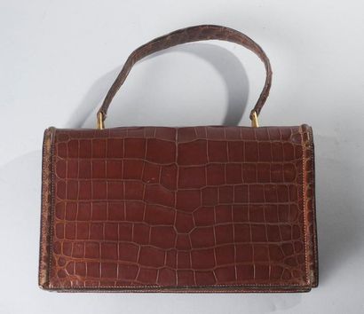 null HERMES, Paris

Sac en crocodile marron à surpiqures beiges, fermoirs étrier...