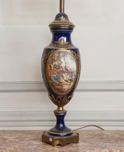 null Vase balustre en porcelaine bleu nuit à décor de scènes pastorales signé Bourgeois.

Monture...