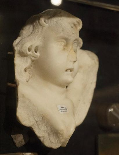 null Deux têtes d'ange en marbre blanc sculpté en ronde bosse mais en application....