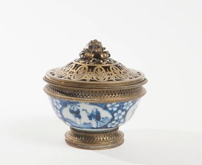 null Bol en porcelaine blanc/bleu, monté laiton.

Marque à quatre caractères. 

Chine...