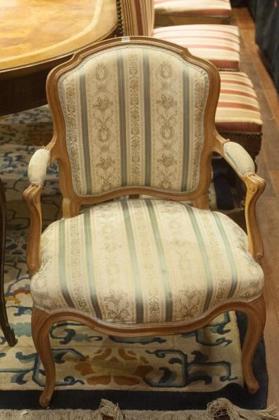 null Deux fauteuils cabriolet et une bergère. 

Style Louis XV.