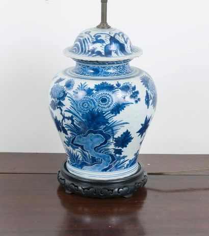 null Potiche balustre en porcelaine de la Chine à décor en camaïeu bleu, montée en...