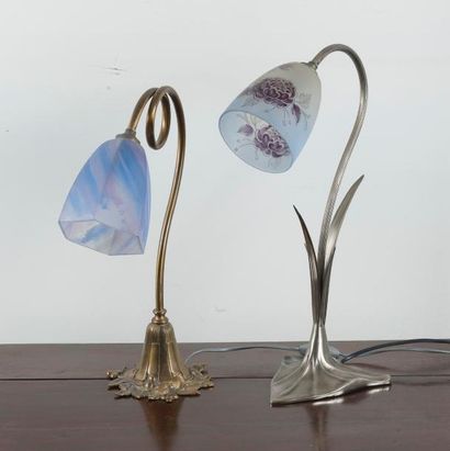 null Deux lampes métal et tulipe verre, et une suspension métal globe verre marmoréen....