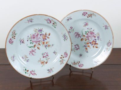 null CHINE XVIII/XIXe siècle

Deux assiettes en porcelaine à décor floral polychrome....