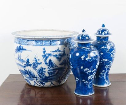 null CHINE, lot comprenant :

Un grand cache-pot en ancienne porcelaine à décor de...
