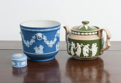 null Trois pièces en céramique anglaise comprenant : 

- Un cache-pot en Wedgwood...