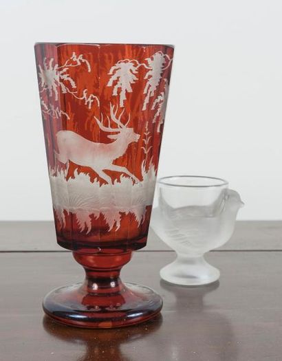 null Vase en cristal de Bohème à pans coupés à décor d’un cerf bondissant dans un...