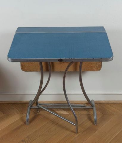 null ROC : Table rectangulaire à deux abattants, plateaux en formica bleu, piétement...