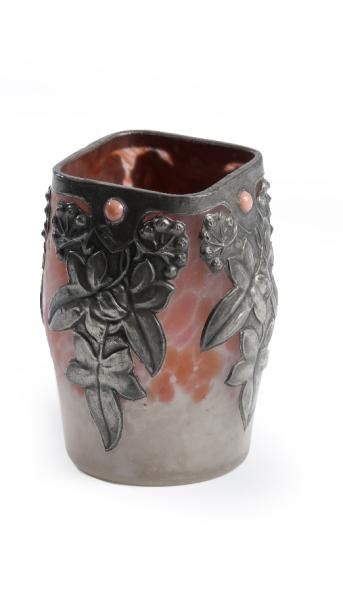 null Tevan MARGIT (1901-1978) 

Vase en verre soufflé, monture en étain à cabochons...