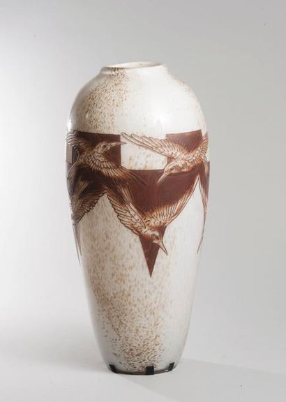 null LEGRAS

Vase en verre soufflé à décor en camaïeu brun d'oiseaux aux ailes déployées...