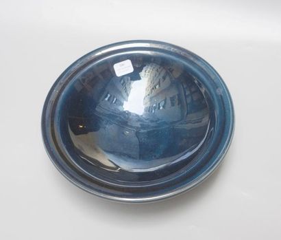 null Coupe en céramique glaçurée bleue

Haut. : 6 cm - Diam. : 22,5 cm