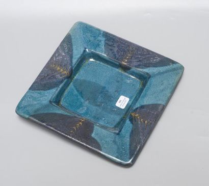 null Vide poche de forme carrée, en céramique glaçurée à décor de camaïeu de bleus

Signé...