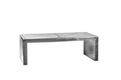 null Table basse composée de plaques de métal rivetées.

Haut. : 40 cm - Larg. :...