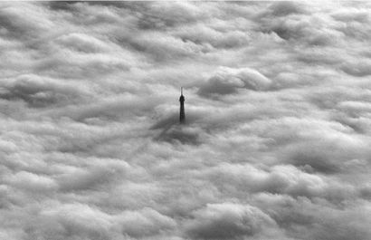 null Elodie GREGOIRE
La tour Eiffel dans les nuages

Tirage sur dibond

101 x 152...