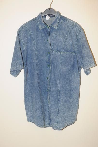 null GLORIA VANDERBILT - NEW YORK - vers 1990

Grande chemise en jean manches courtes....