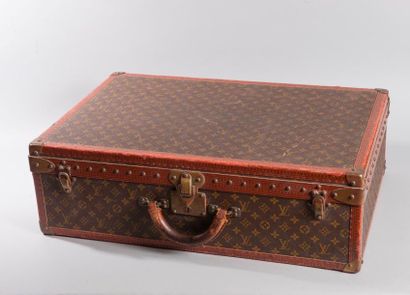 null Louis VUITTON, Valise en toile monogram, bordures semi lozin es, renforts coins...