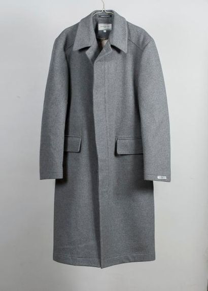 null GIVENCHY

 Manteau en flanelle chinée gris clair, petit col, sur simple boutonnage...