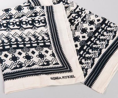 null SONIA RYKIEL - 1980

Echarpe châle en lainage à décor géométrique stylisé. Coloris...
