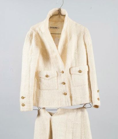 null CHANEL, Haute Couture n° 47 253

Tailleur en tweed ivoire, gansé d'une surpiqure...