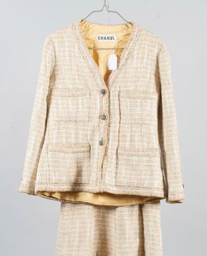 null CHANEL, Haute Couture N° 47 205 ??

Tailleu en tweed beige, blanc, veste sans...