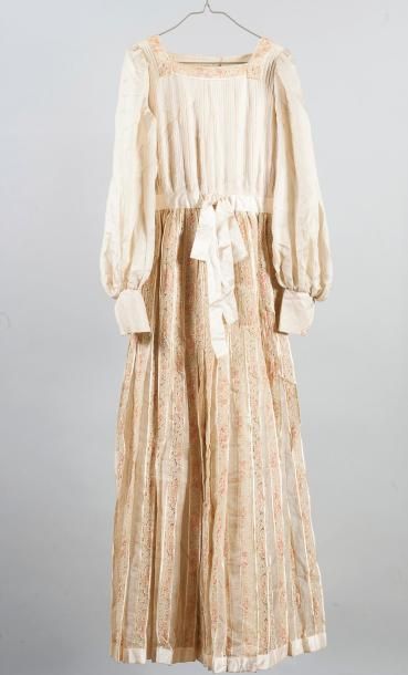 null Emmanuel UNGARO Couture N°3827-5-73

Robe longue, haut en jersey finement plissé...