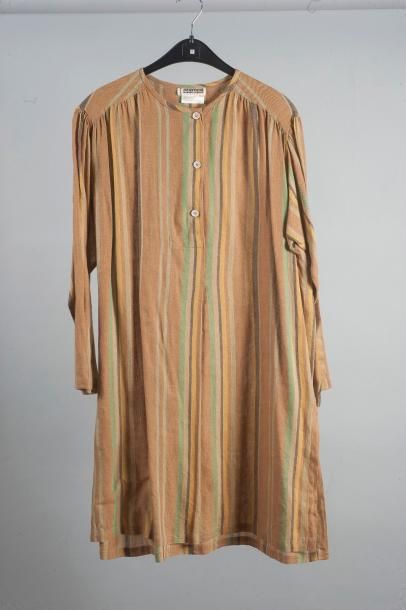 null SYNONYME DE GEORGES RECH, 1980, 

Robe tunique en lin rayé Brun/Vert/Ocre. 

Taille...