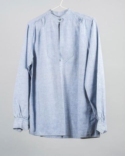 null YVES SAINT LAURENT RIVE GAUCHE, 1980. 

Blouse en Coton Bleu Jean. Col officier,...