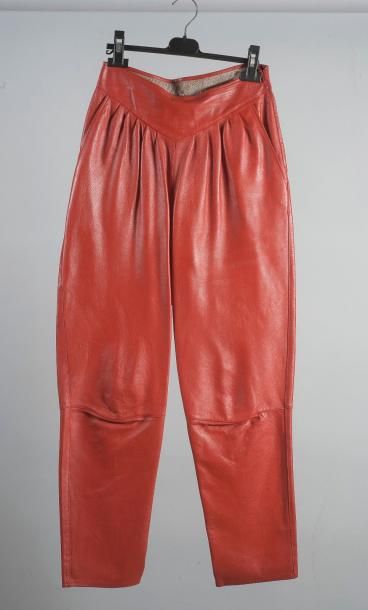 null GOUPIL. Tailleur de peaux, 1980. 

Pantalon en agneau avec empiècement et plis...