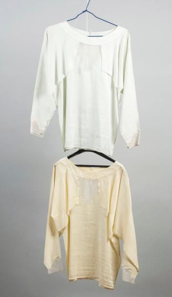 null TAN GIUDICELLI, 1990, (étiquettes manquantes). 

Deux blouses en soie et fines...