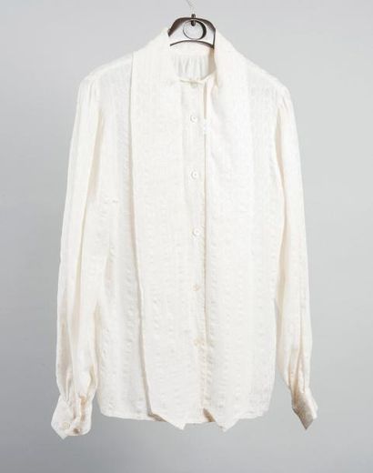 null SYNONYME de GEORGES RECH, 1980. 

Blouse en soie écrue gaufrée de feuilles de...