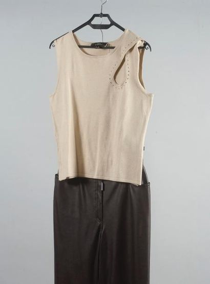 null UN-DEUX-TROIS, 

Deux pièces comprenant un pantalon en coton PVC. Neuf. Coloris...