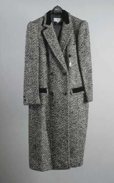null VALENTINO MISS V, 1980. 

Ensemble deux pièces. 
Long manteau en laine à chevrons...