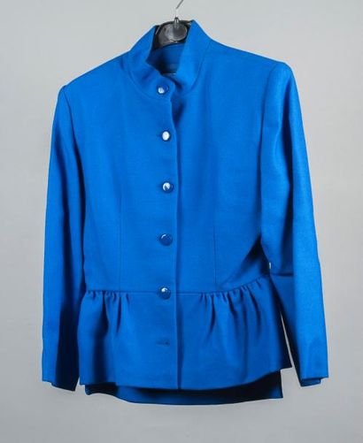 null PIERRE CARDIN, 

tailleur (veste et jupe) en laine Bleu Roi froncée à la taille....