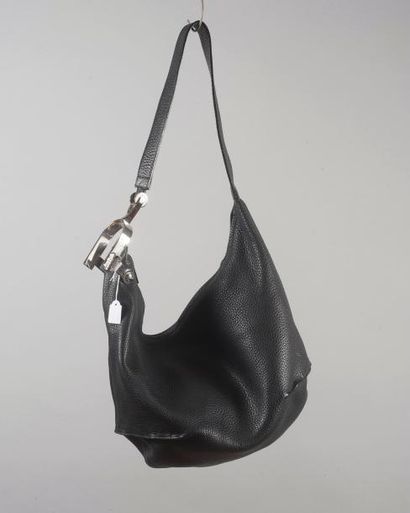 null Jean Paul GAULTIER. 

Sac besace étrier en cuir grainé noir, fermeture éclair,...