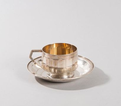 null Tasse à café et sa sous-tasse en argent à côtes.