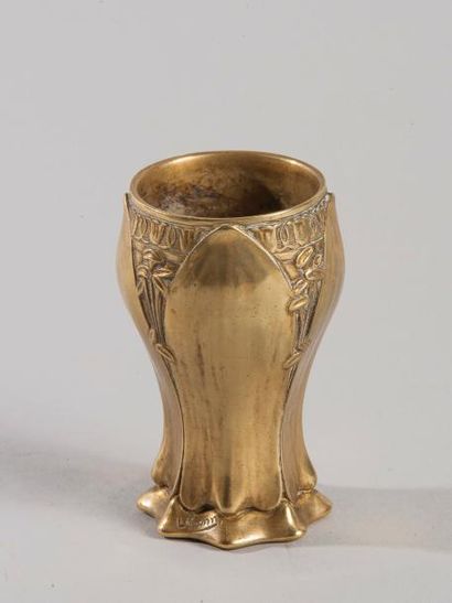 null Léon KANN (1859-1925)

Vase en bronze ciselé et poli à décor floral et végétal...