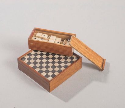 null Deux jeux miniatures pour poupée comprenant: Un jeu de dominos complet de ses...