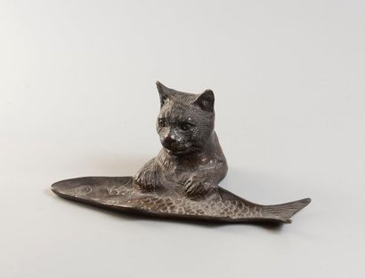 null Vide-poche en bronze, chat et poisson. 

Vers 1900.