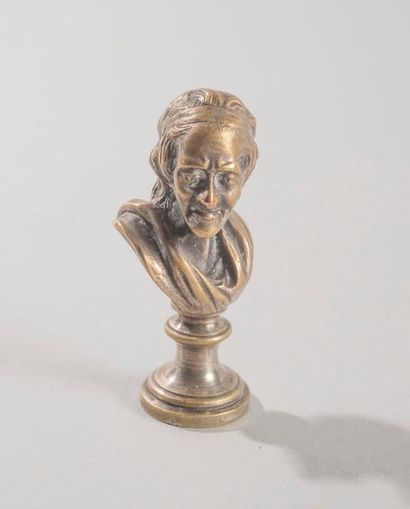 null Sceau en bronze argenté représentant Voltaire sur piédouche en bronze. Ht 6,5...