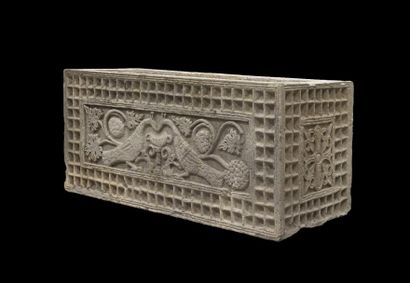 null Cuve de sarcophage en grès gris

à décor sculpté sur la face de deux paons

affrontés...