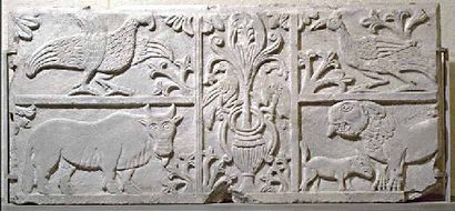 null Cuve de sarcophage en grès gris

à décor sculpté sur la face de deux paons

affrontés...
