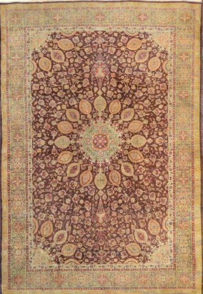 null Important tapis Tabriz à décor d’une rosace polychrome et de quatre écoinçons...